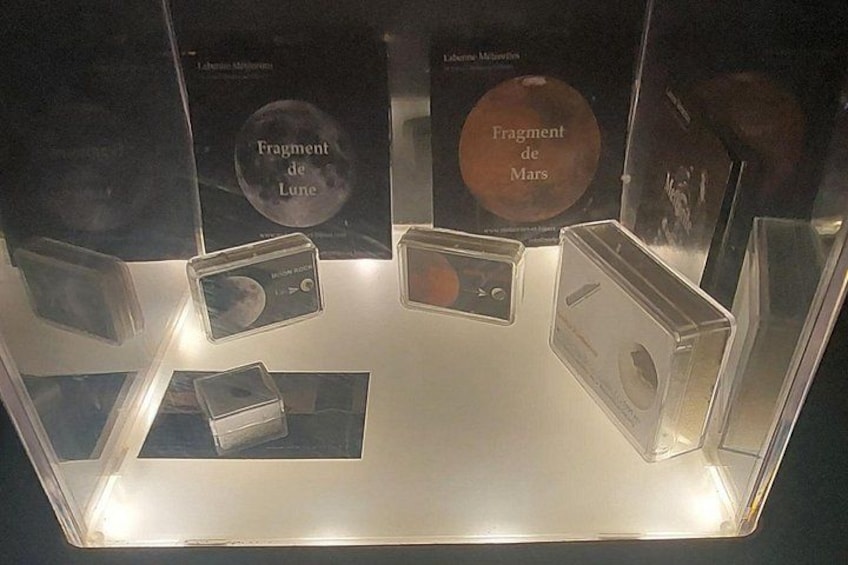 Une vitrine exposant des fragments de la Lune et de Mars. 3