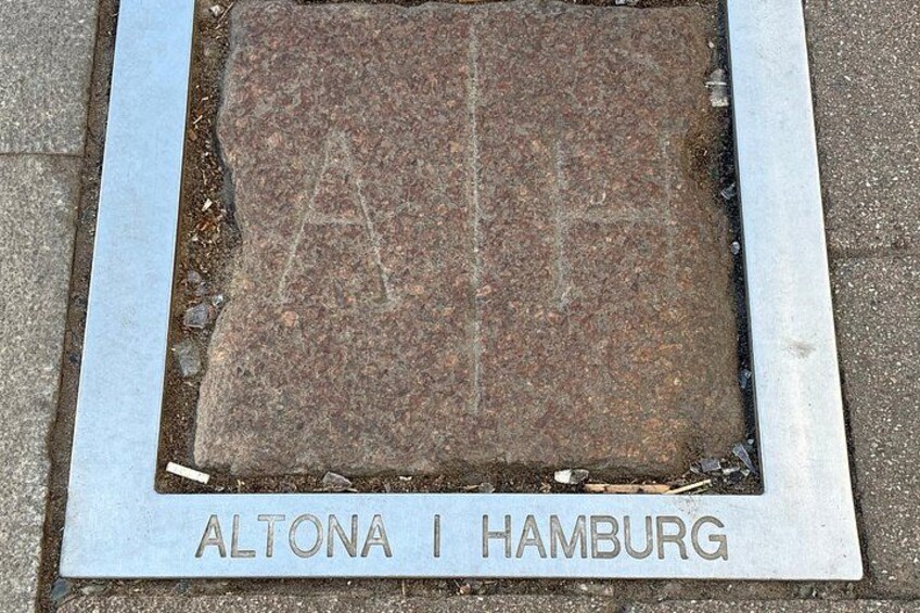 A stone slab with 'ALTONA I HAMBURG' engraved on it. 4