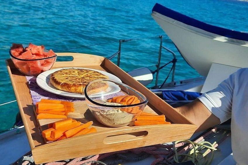 Una bandeja de madera con comida en un barco. 4