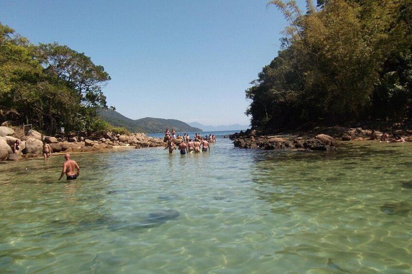 Un río con aguas cristalinas, rodeado de rocas y árboles. 3
