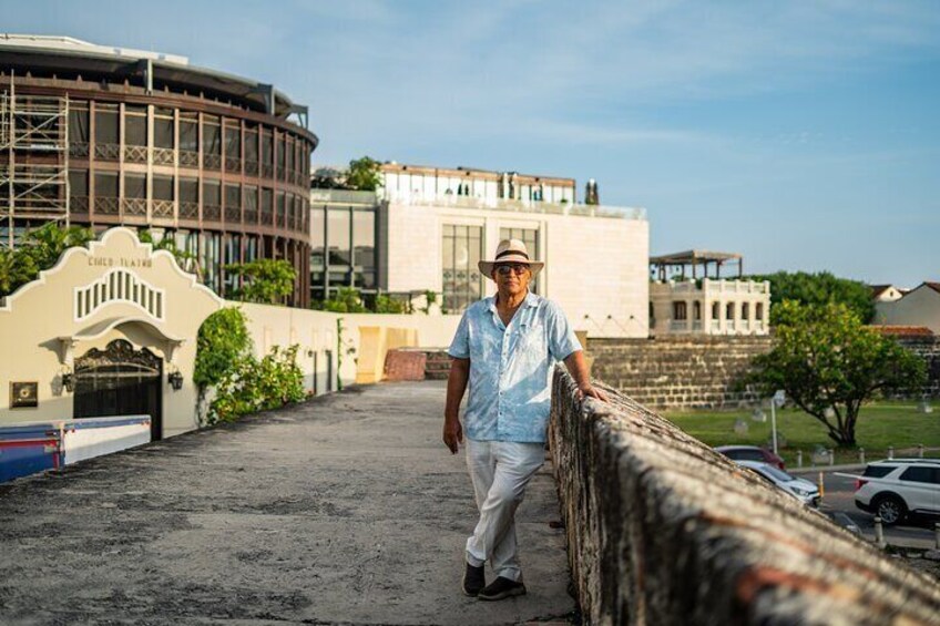Un hombre camina sobre un puente, con un edificio al fondo. 2