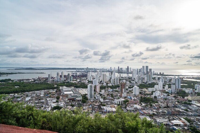Un paisaje urbano con rascacielos, un río y un cielo nublado. 3