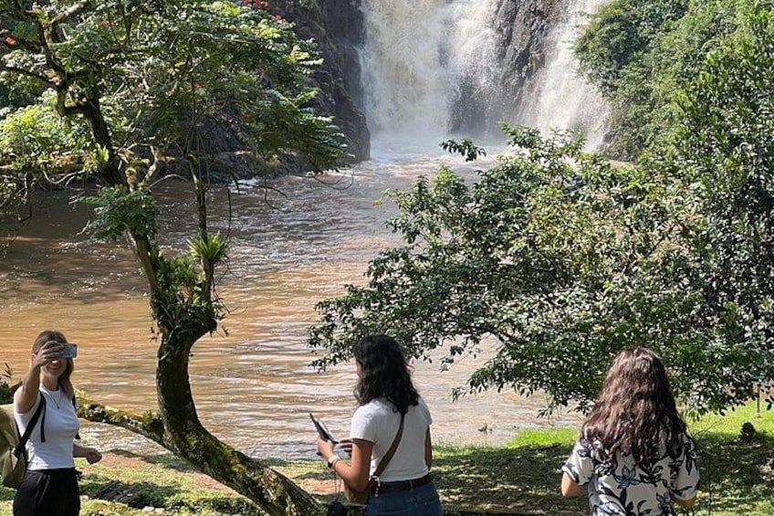 Een waterval, een rivier en mensen die toekijken. 2