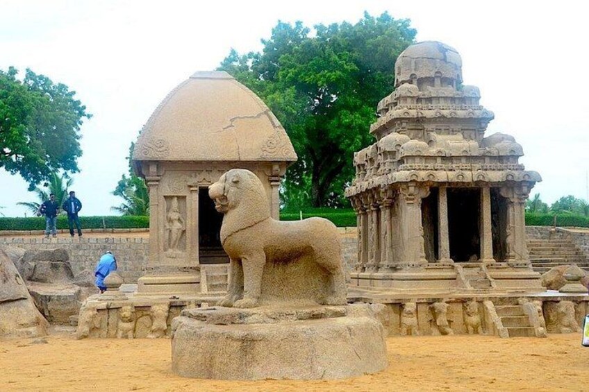 Une statue de lion en pierre, un temple surmonté d’un dôme et un temple doté d’un toit à plusieurs niveaux. 4