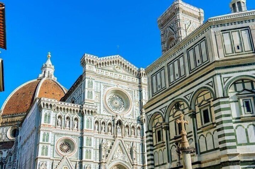 La façade de la cathédrale de Florence, avec son architecture gothique complexe et son imposant dôme. 4