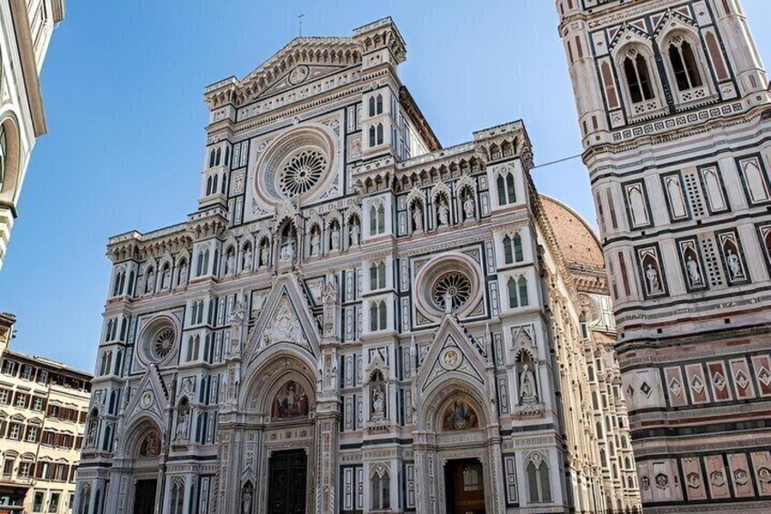 La façade de la cathédrale de Florence, avec son architecture gothique complexe et son imposant clocher. 3