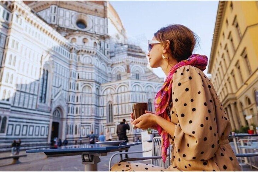 Une personne assise sur un banc, face à la cathédrale de Florence. 5