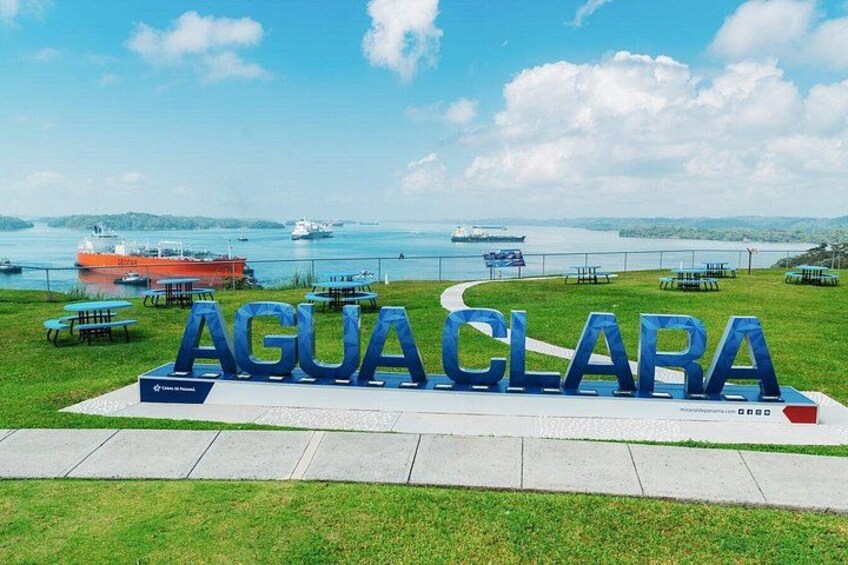 Señal que dice 'AGUACLARA' con vista al mar y barcos al fondo. 4