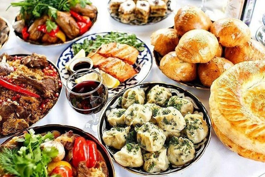 Variedad de platos que incluyen carne, dumplings y pan, sugiriendo una abundante oferta gastronómica. 1