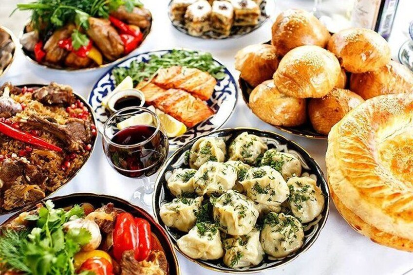 Diverse gerechten, waaronder een grote schaal rijst, dumplings en broodjes. 1