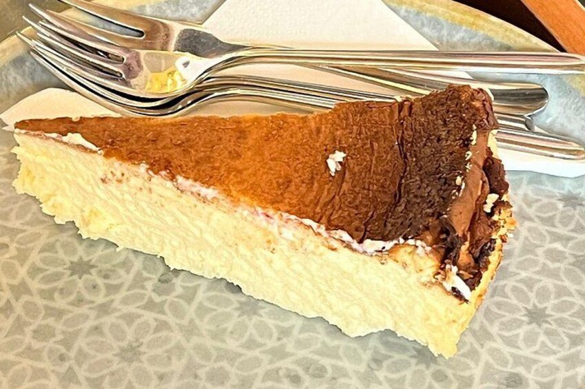 Een plak tiramisu op een bord met een vork. 2