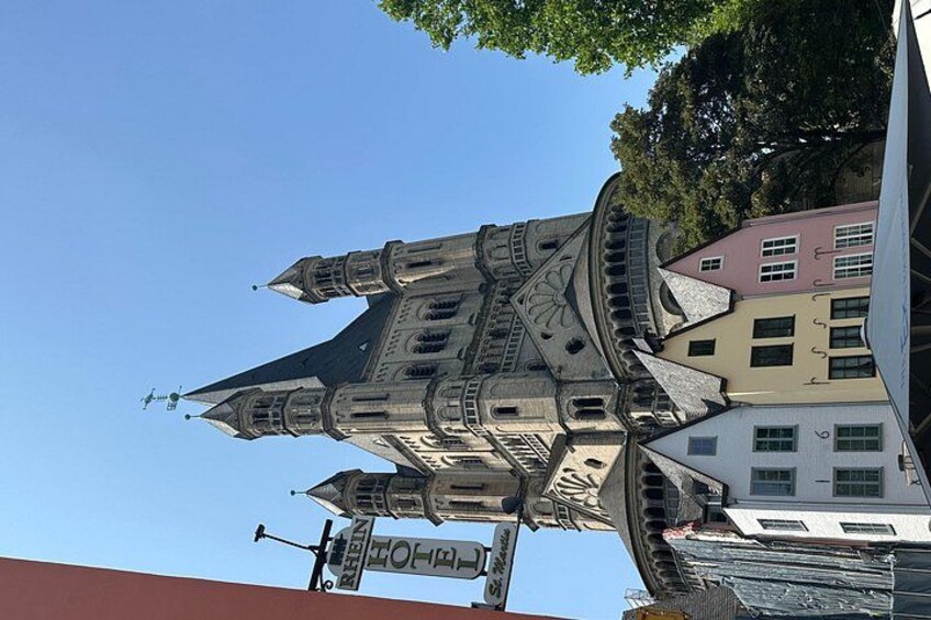 Een historisch gebouw met een klokkentoren en een bord waarop 'COHEN' staat. 5