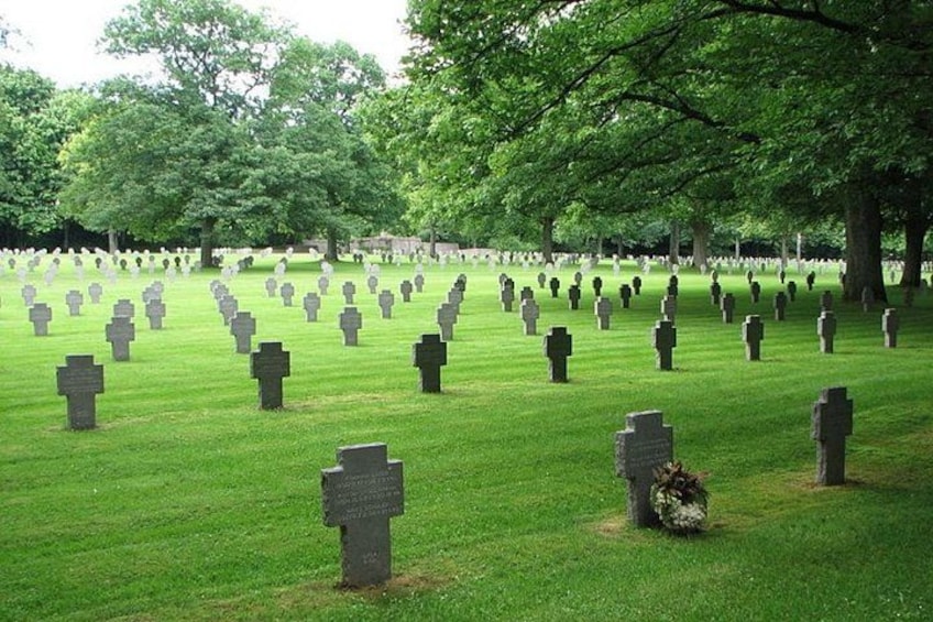 Un cementerio con numerosas lápidas y árboles. 5