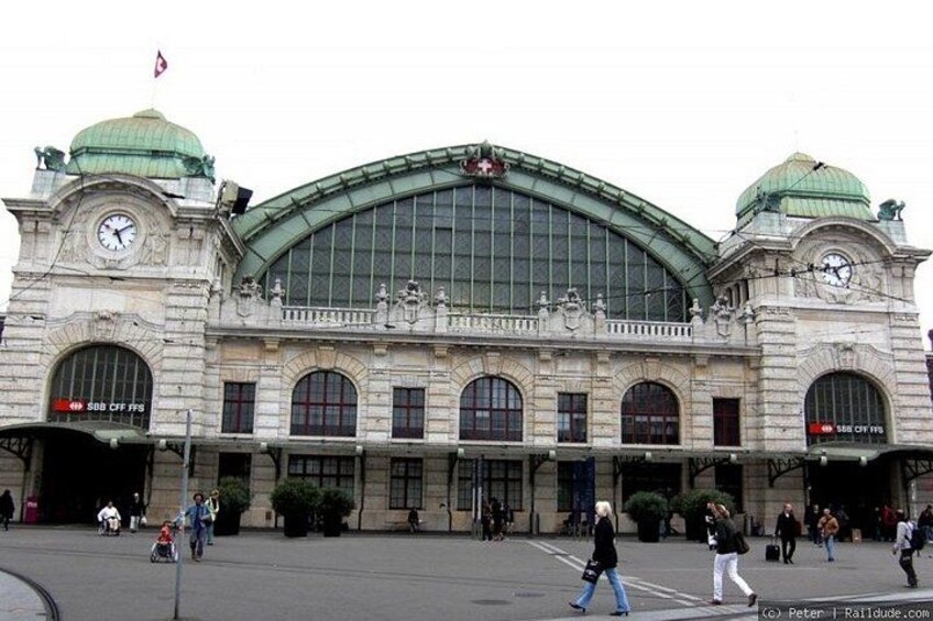 Una storica stazione ferroviaria con un'ampia volta ad arco e due torri dell'orologio. 3