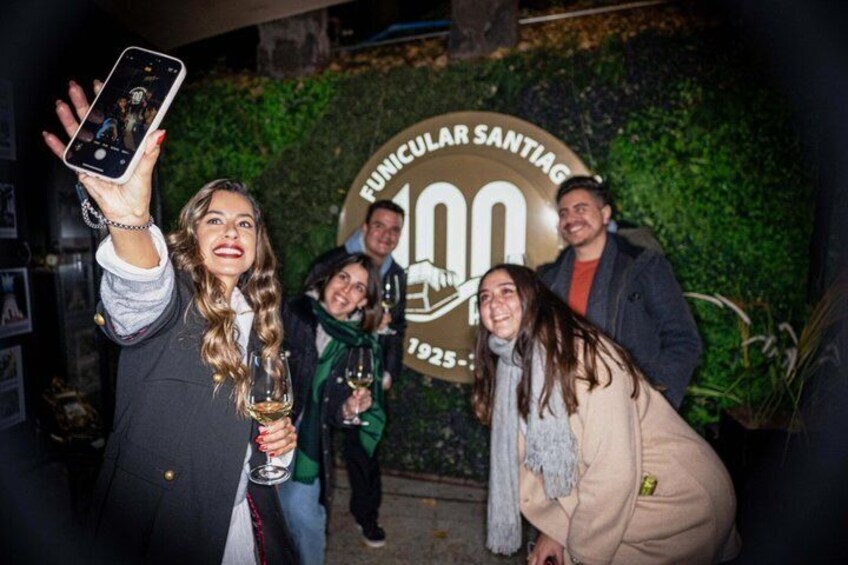 A group of people at an event with a backdrop that reads 'FUNICULAR SANTIAGO 1925-1926.' 5