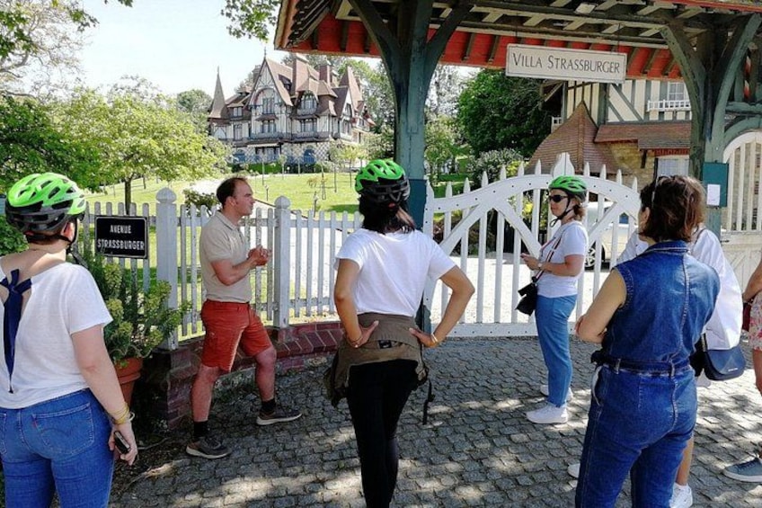 Un grupo de personas en la entrada de un parque, con un letrero que dice 'Villa Strassburger'. 1