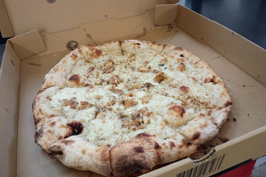 Una pizza en una caja de cartón. 2