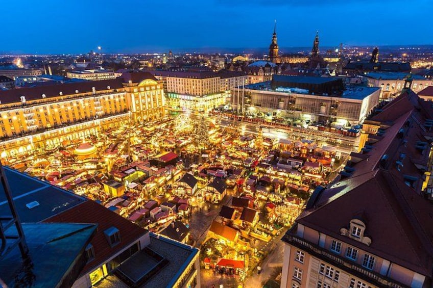 Een levendige nachtmarkt met verlichte kraampjes en historische gebouwen op de achtergrond. 4