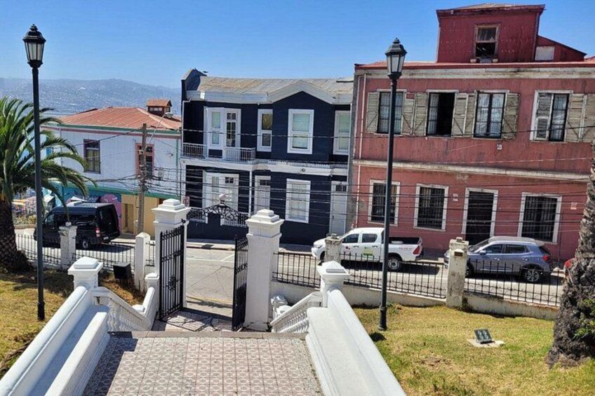 Traditional streets and historic architecture in Valparaíso. 3