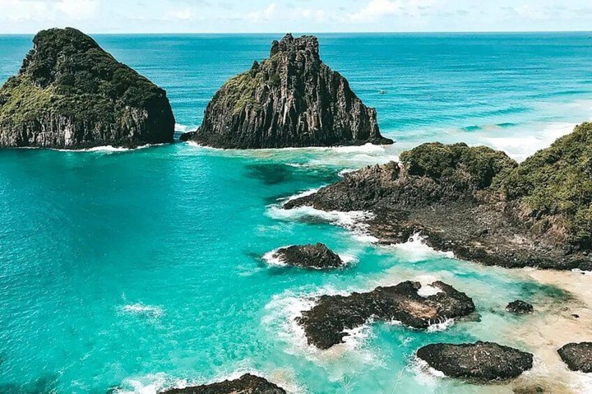Un paisaje costero con afloramientos rocosos y aguas turquesas. 4