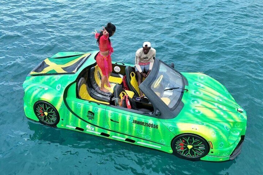 Een groene en gele opblaasauto op het water. 1