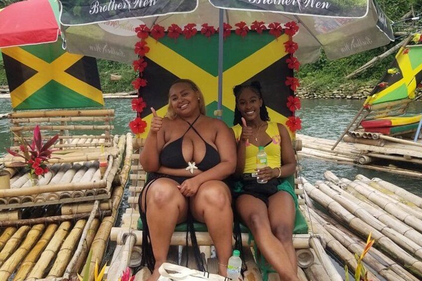 Zwei Personen sitzen in einem Boot, mit einer Flagge und Blumen. 2