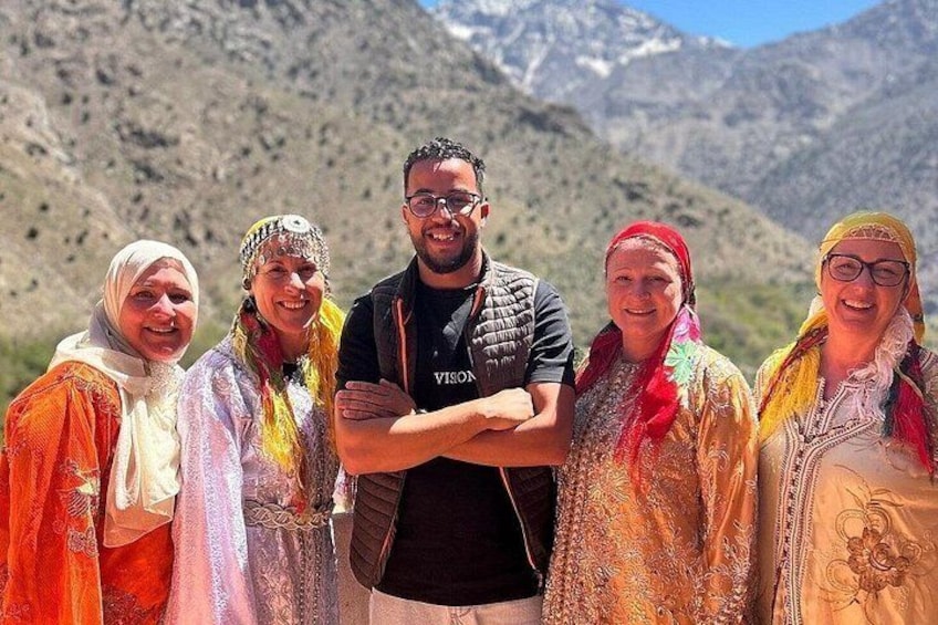 Eine Gruppe von Menschen in traditioneller Kleidung vor einer Berglandschaft. 4