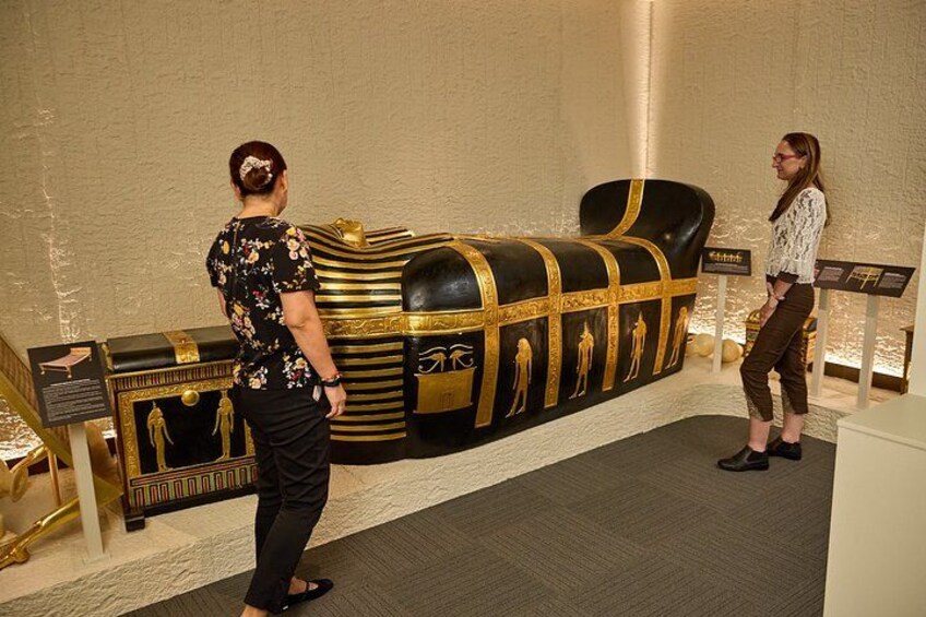Een sarcofaag met hiërogliefen in een museum. 3