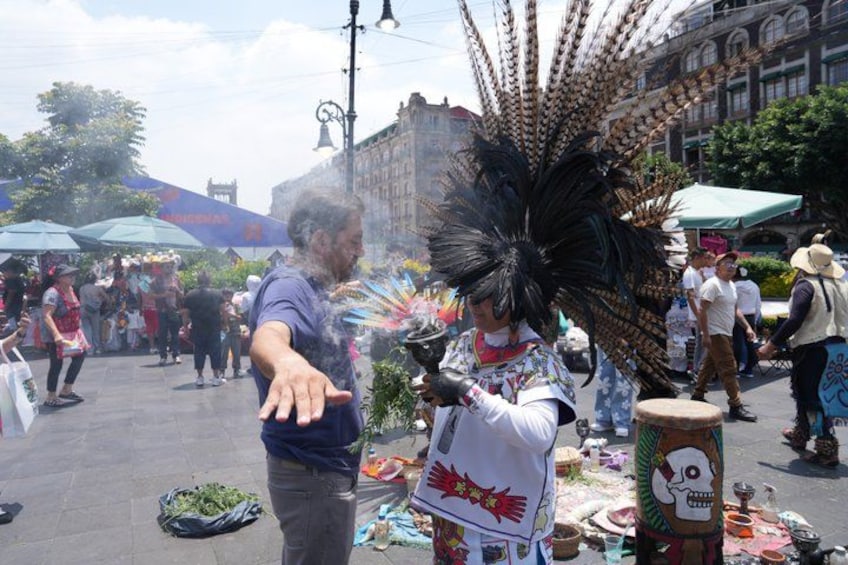 Un mercado callejero con gente y puestos. 2