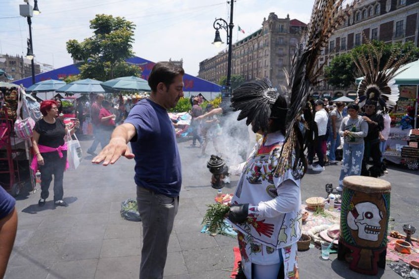 Mercado callejero con gente, puestos y una persona vestida con traje tradicional. 3