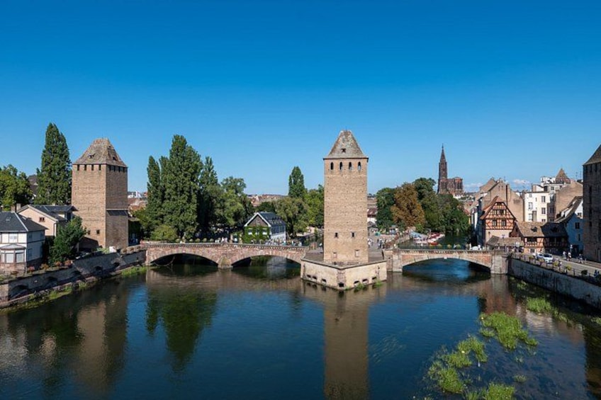 Un fiume con ponti, torri e edifici storici. 2