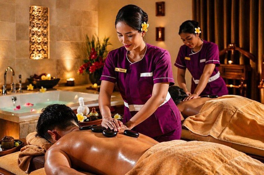 En massageklinik hvor en mand modtager en massage af ryggen. 4