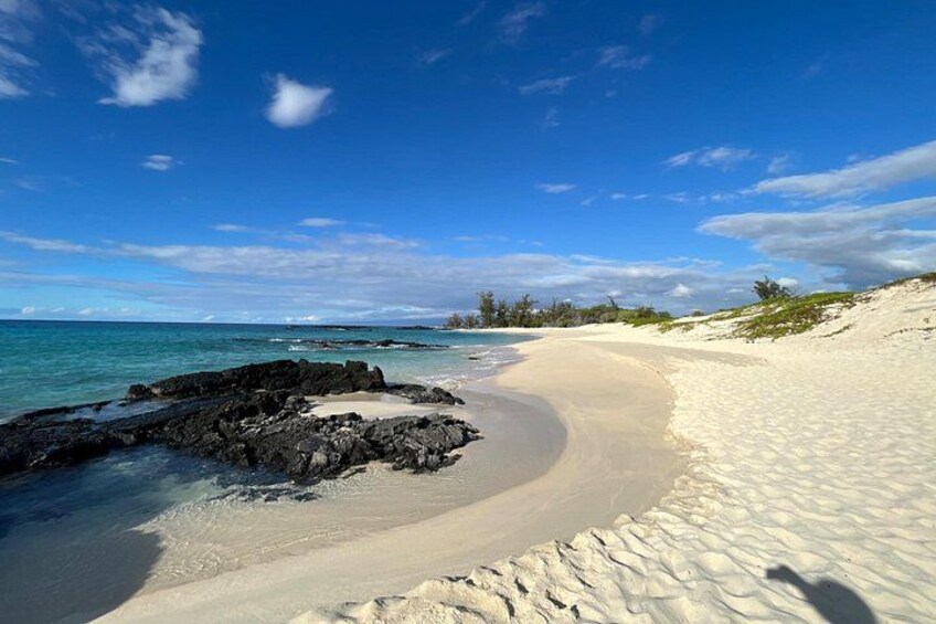 Makalawena Hike and Swim with Native Hawaiian 1