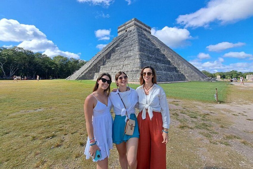 Una pirámide, un campo cubierto de césped y un cielo despejado. 3