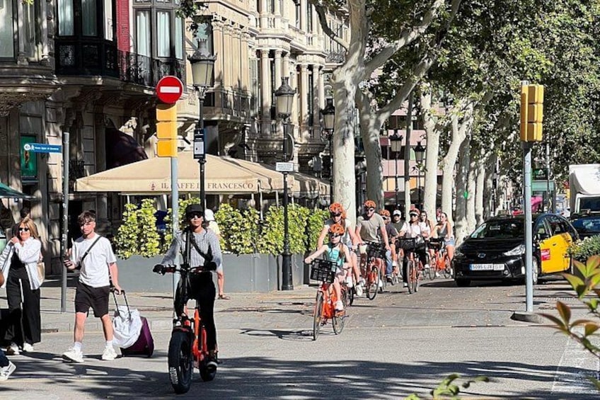 Straßenszene mit Radfahrern, Fußgängern und geparkten Autos. 2
