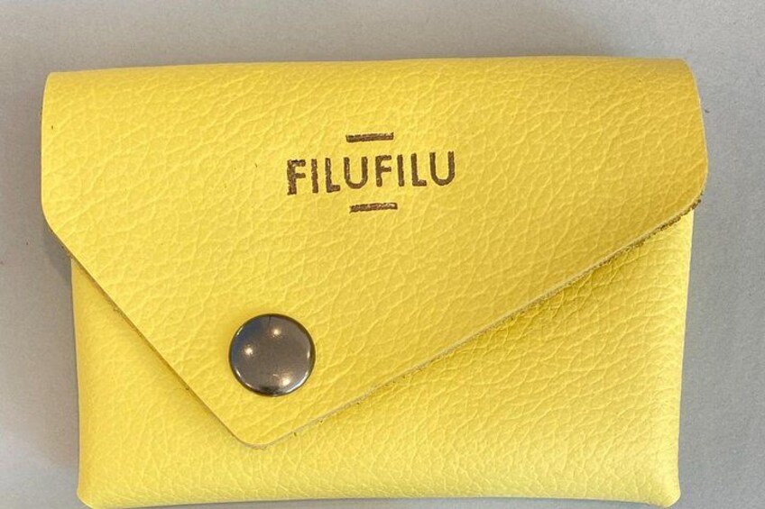 Pick your own colour for the wallet 4