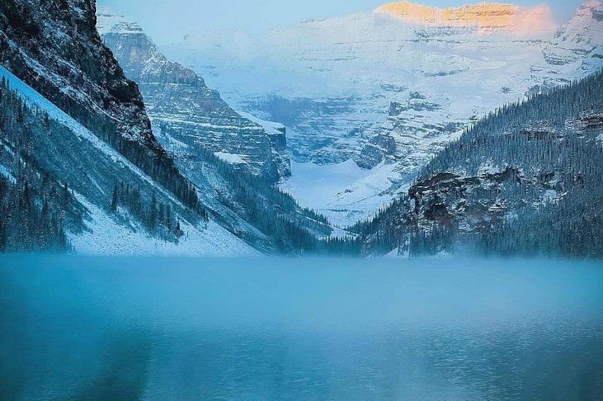 Un paysage de montagne enneigé avec un lac. 4