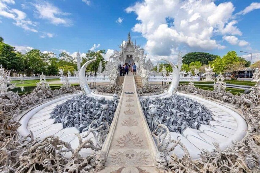 Chiang Mai White and Blue Temple Black Museum and Golden Triangle 1