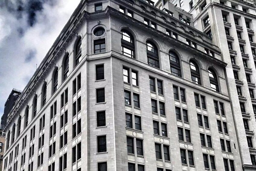 Un edificio grande e histórico con múltiples ventanas y estilo arquitectónico clásico. 3