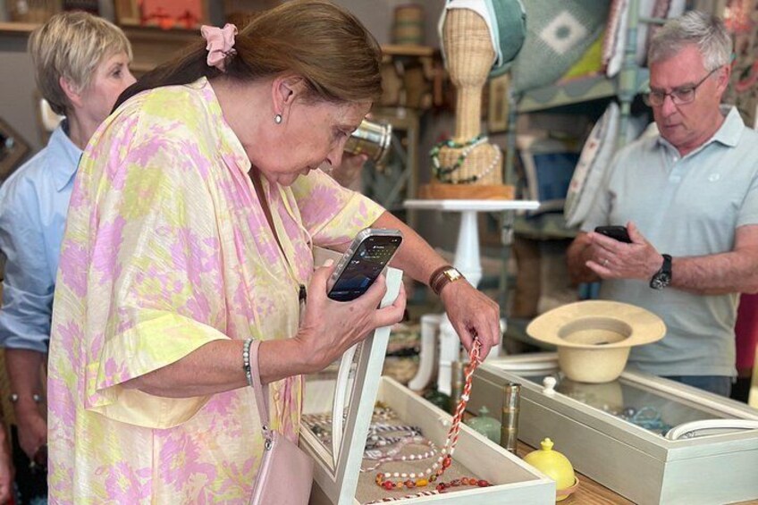 Una persona observa joyas en un mostrador de exhibición. 5