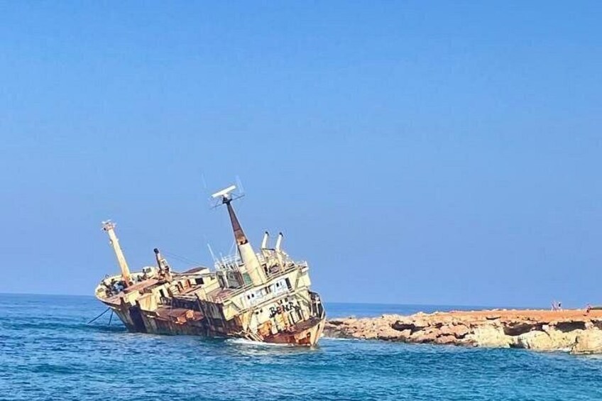 Un naufragio hundido en una costa rocosa. 2