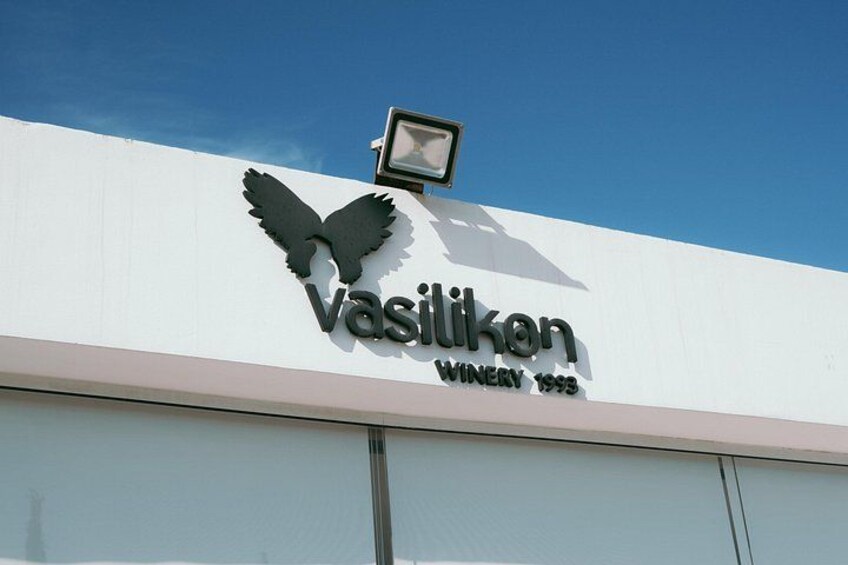 Un edificio con un letrero que dice 'Vasilikon WINERY 1993'. 3