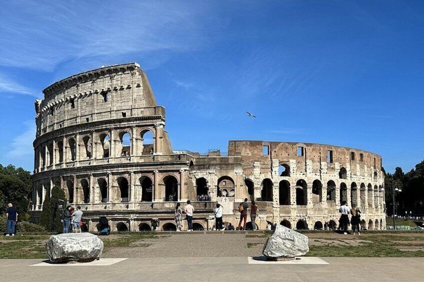 Le Colisée à Rome, entouré de touristes. 5