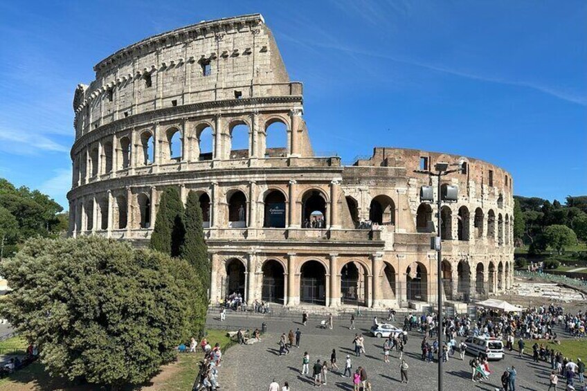 Le Colisée à Rome, entouré de touristes. 1