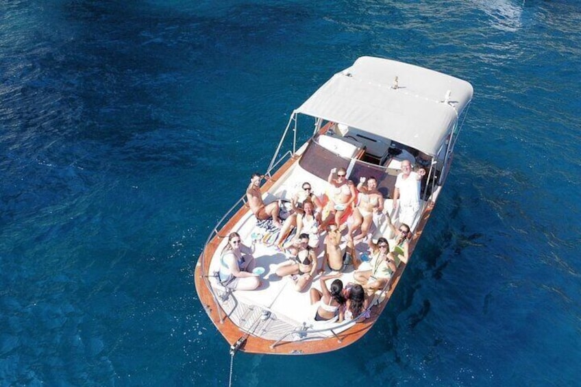 Boat tour with lunch overlooking the sea 1
