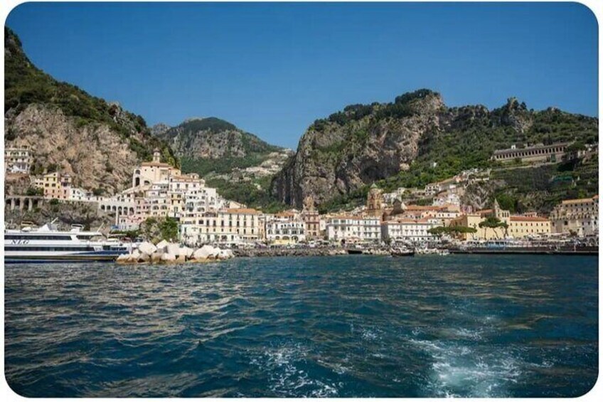 Boat tour with lunch overlooking the sea 3