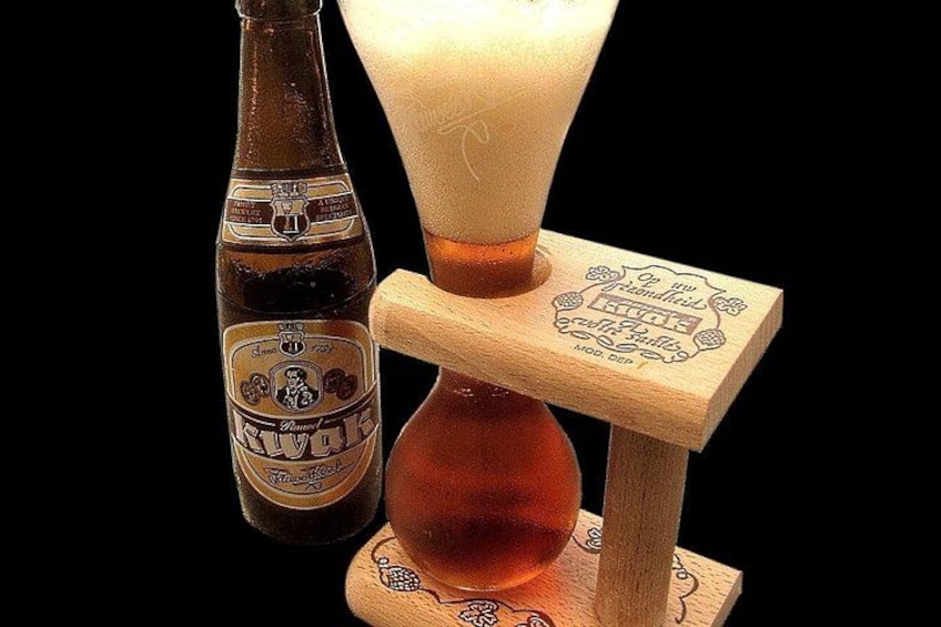 Eine Bierflasche, ein Untersetzer aus Holz und ein Glas mit einer Kerze. 4