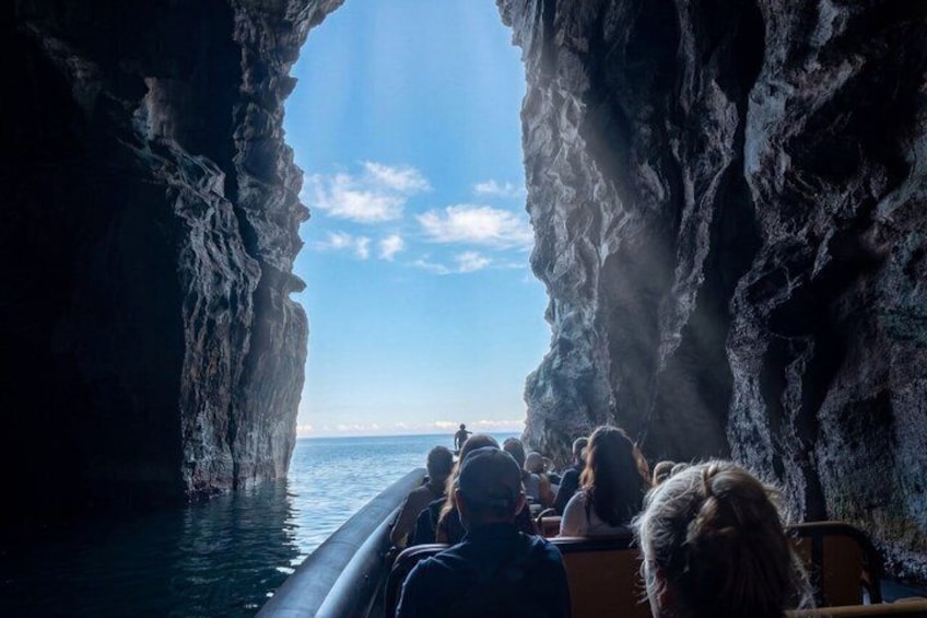 Un recorrido en barco por un cañón rocoso con agua a ambos lados. 1