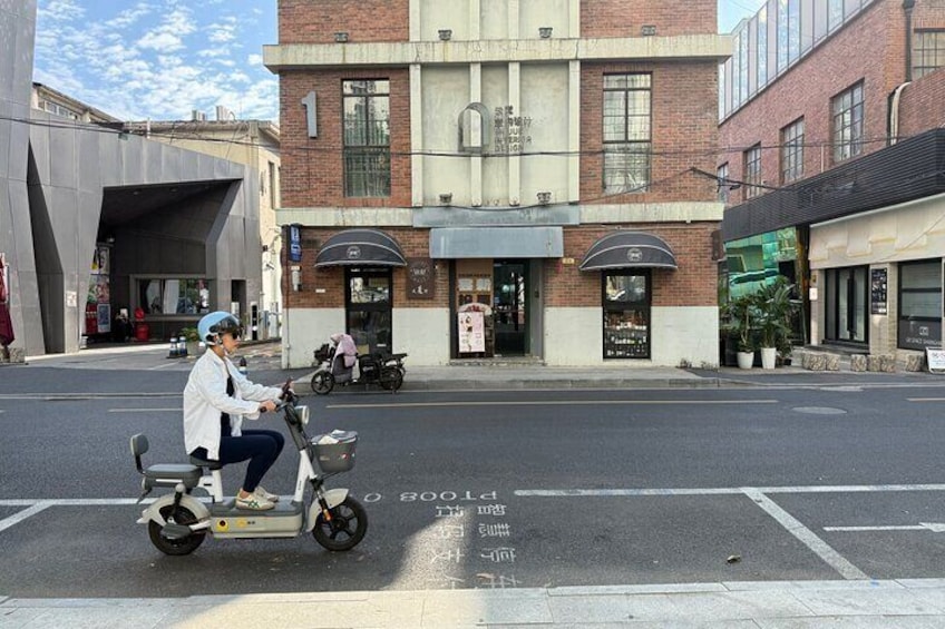 Discover Old Shanghai on an Electric Moped 3