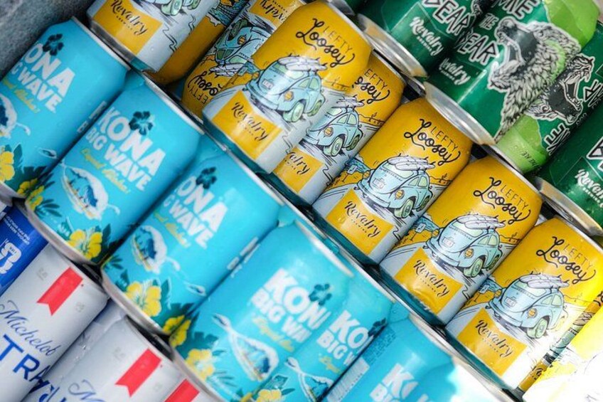 Variedad de bebidas enlatadas con diseños y etiquetas diversos. 4